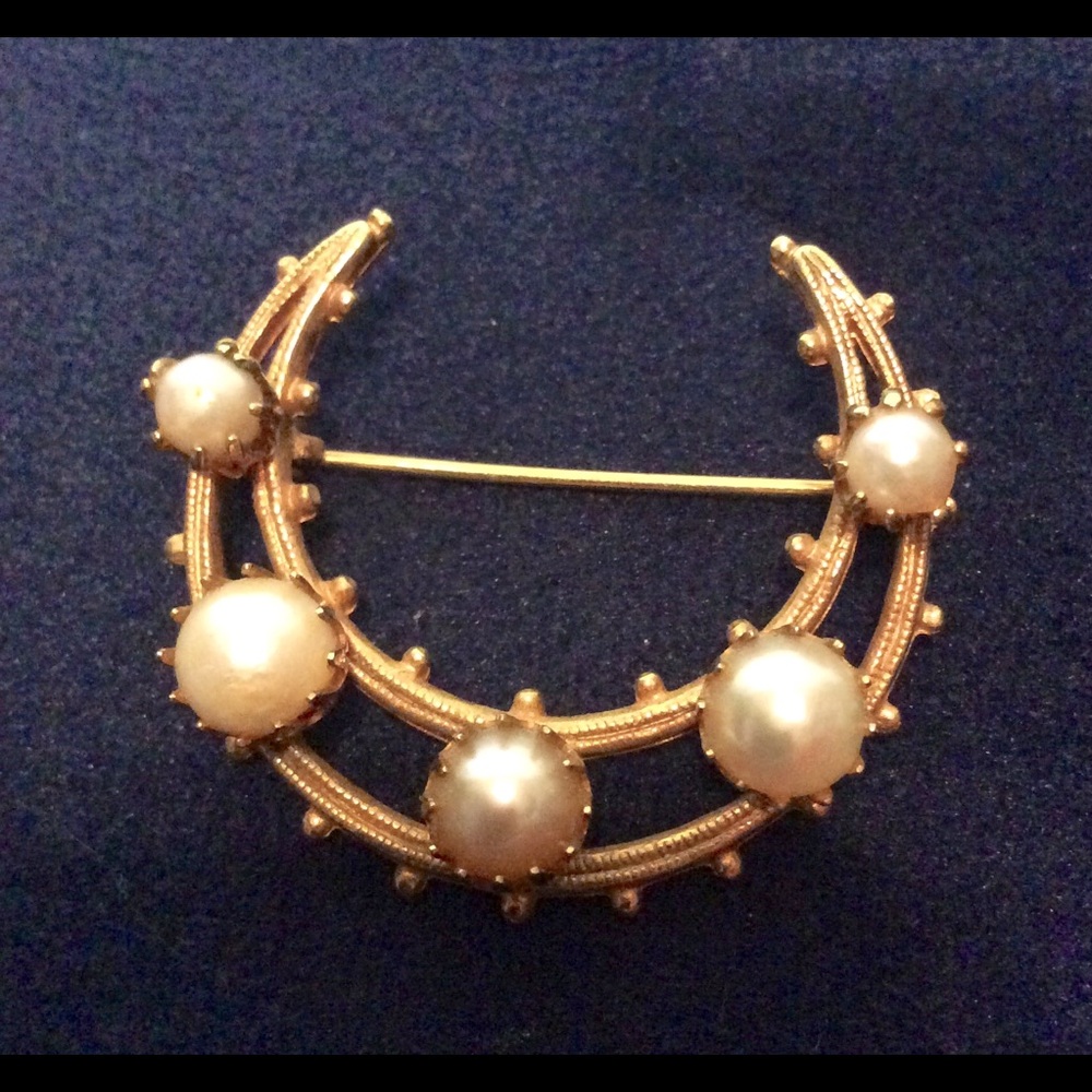Vintage Cultured Pearl Brooch in Gold Setting